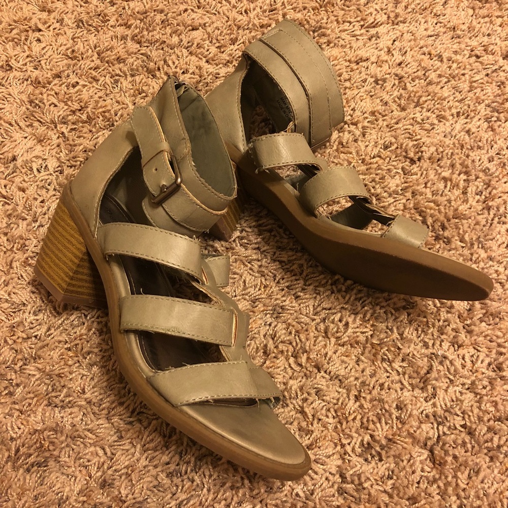 Madden Girl Army Green Wedges 👣